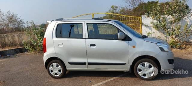 https://stimg2.cardekho.com/images/usedcarimages/large/3-2023/3642083/20230308_091112.jpg?imwidth=6402