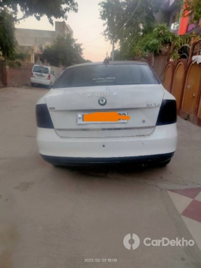 https://stimg2.cardekho.com/images/usedcarimages/large/3-2023/3642125/IMG_20230207_213911.jpg?imwidth=6401