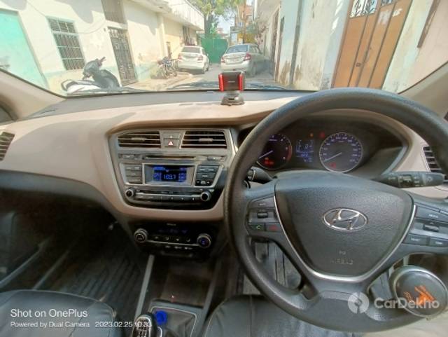 https://stimg2.cardekho.com/images/usedcarimages/large/3-2023/3642172/IMG20230225103336.jpg?imwidth=6401