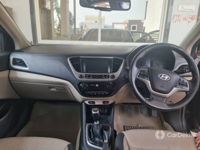 https://stimg2.cardekho.com/images/usedcarimages/large/3-2023/3642279/20230305_120303.jpg?imwidth=6401