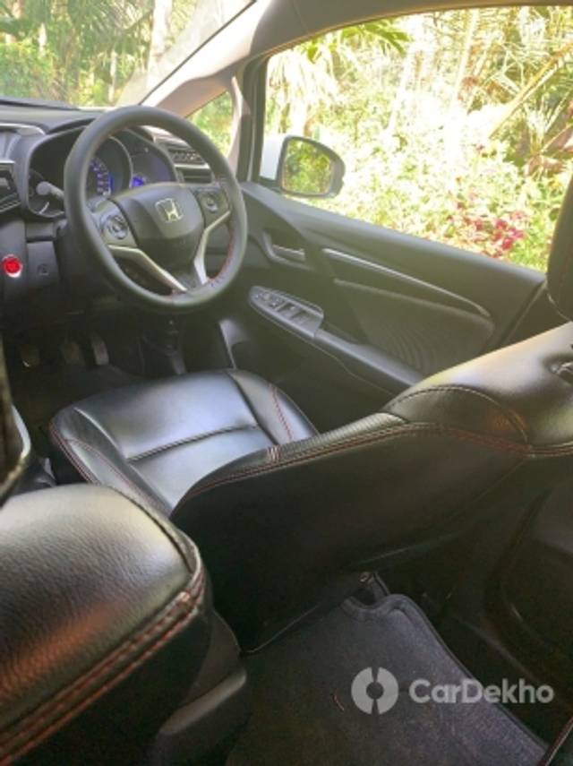 https://stimg2.cardekho.com/images/usedcarimages/large/3-2023/3642487/51D136C9-43C5-469C-9E12-540B8D4A9D1E.jpg?imwidth=6400