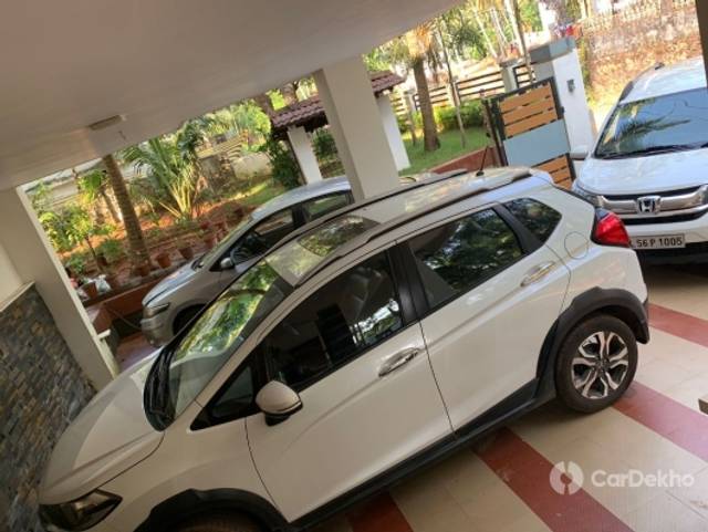 https://stimg2.cardekho.com/images/usedcarimages/large/3-2023/3642487/5EE6360A-748C-44D2-959C-37D5B25E71CA.jpg?imwidth=6401