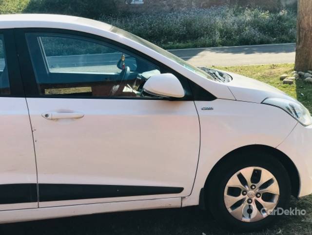 https://stimg2.cardekho.com/images/usedcarimages/large/3-2023/3642691/09307750-FADB-4010-8E67-B93D9C31A8B8.jpg?imwidth=6401