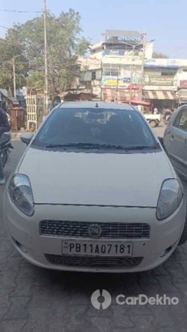 https://stimg2.cardekho.com/images/usedcarimages/large/3-2023/3642903/Snapchat-20119885183.jpg?imwidth=6400