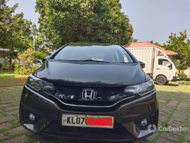 https://stimg2.cardekho.com/images/usedcarimages/large/3-2023/3642913/1.jpg?imwidth=6401
