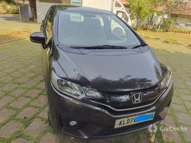 https://stimg2.cardekho.com/images/usedcarimages/large/3-2023/3642913/2.jpg?imwidth=6402