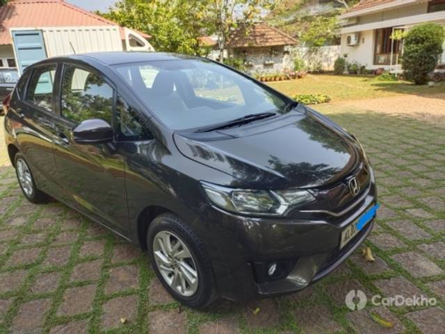 https://stimg2.cardekho.com/images/usedcarimages/large/3-2023/3642913/8.jpg?imwidth=6400