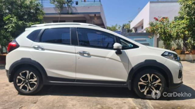 https://stimg2.cardekho.com/images/usedcarimages/large/3-2023/3643425/20230214_123250.jpg?imwidth=6401