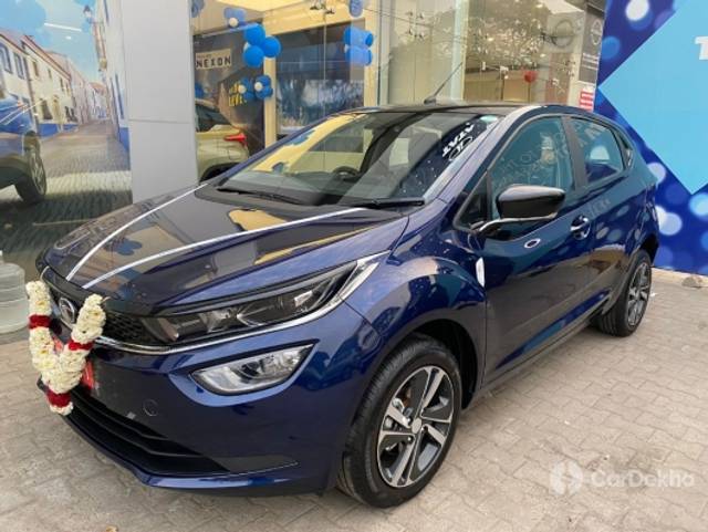 https://stimg2.cardekho.com/images/usedcarimages/large/3-2023/3644427/IMG-20220905-WA0018.jpg?imwidth=6400