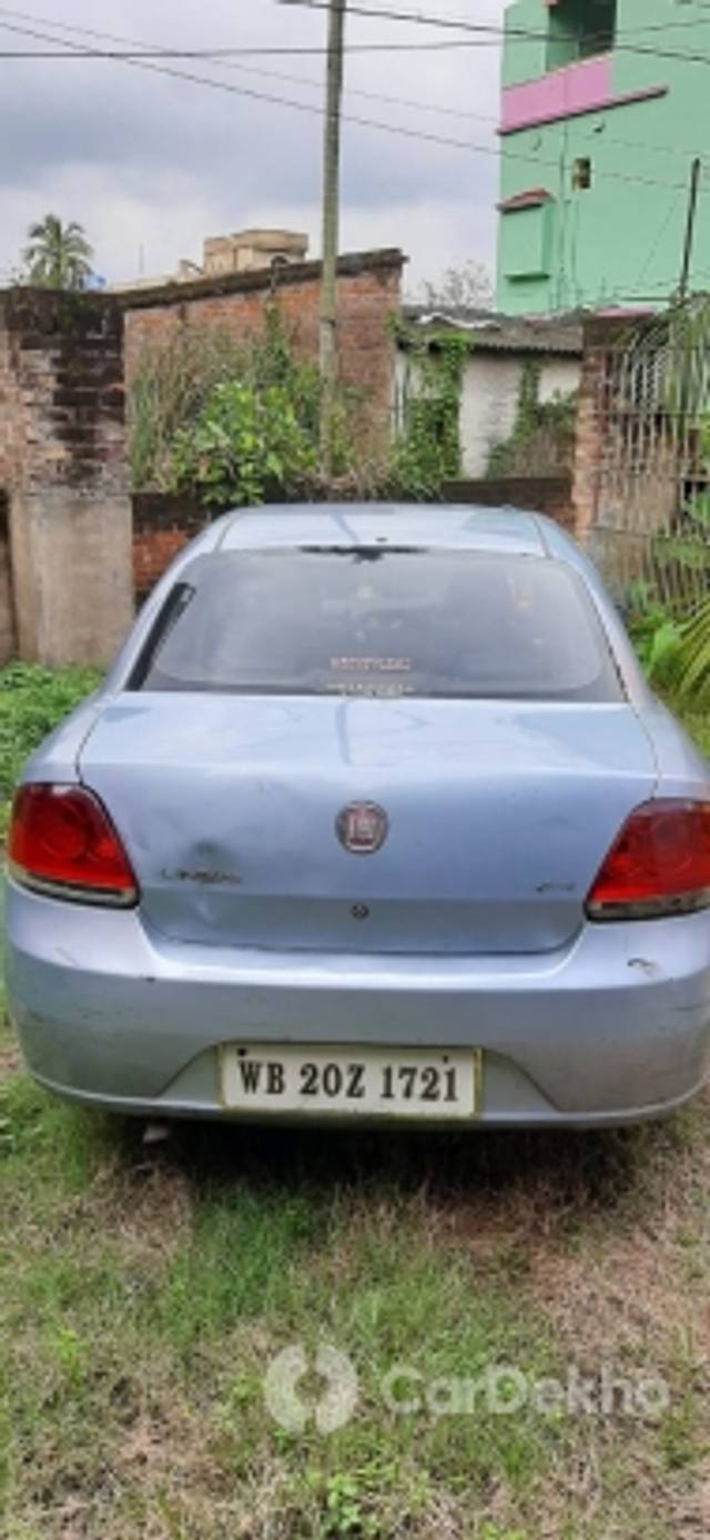 https://stimg2.cardekho.com/images/usedcarimages/large/3-2023/3645366/IMG-20230311-WA0008.jpg?imwidth=6402