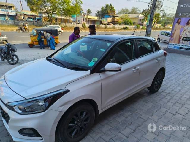https://stimg2.cardekho.com/images/usedcarimages/large/3-2023/3647011/inbound3964682729581857723.jpg?imwidth=6400