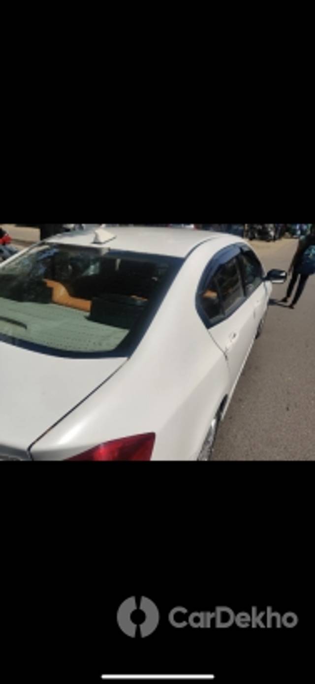 https://stimg2.cardekho.com/images/usedcarimages/large/3-2023/3647107/B539530F-83EF-4DB8-AD25-56FD1E81FB12.jpg?imwidth=6401