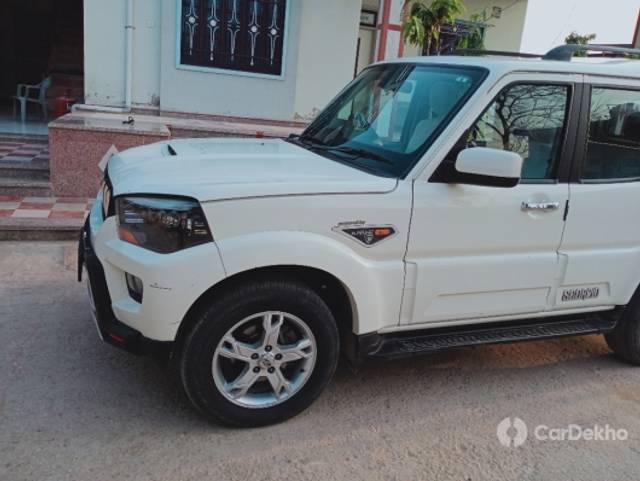 https://stimg2.cardekho.com/images/usedcarimages/large/3-2023/3647227/IMG20230302174416.jpg?imwidth=6401
