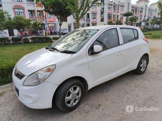 https://stimg2.cardekho.com/images/usedcarimages/large/3-2023/3647315/IMG20230313075357.jpg?imwidth=6401