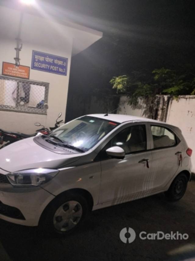 https://stimg2.cardekho.com/images/usedcarimages/large/3-2023/3648386/IMG20230313223142.jpg?imwidth=6401