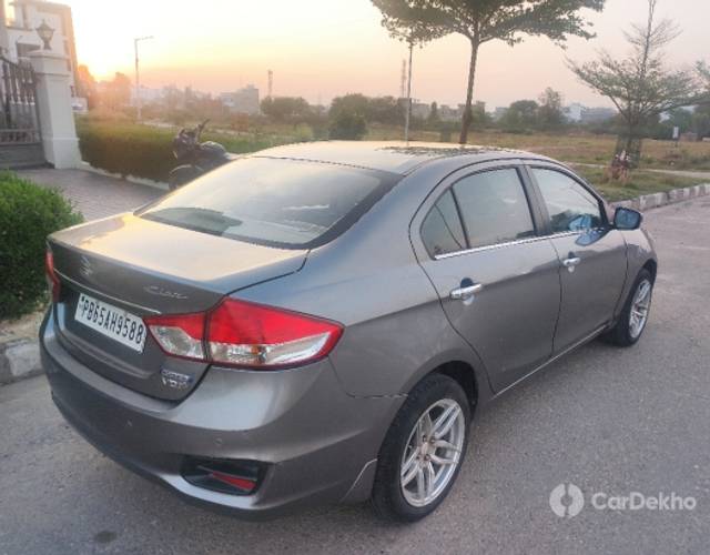 https://stimg2.cardekho.com/images/usedcarimages/large/3-2023/3649422/1678807920065.jpg?imwidth=6402