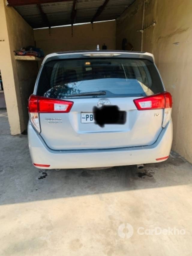 https://stimg2.cardekho.com/images/usedcarimages/large/3-2023/3649863/FD6F72F5-DE6D-4BF9-8F4C-BB67FA84998A.jpg?imwidth=6402