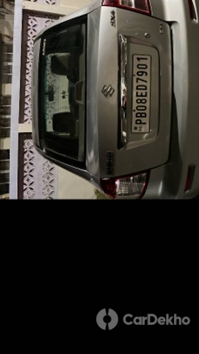 https://stimg2.cardekho.com/images/usedcarimages/large/3-2023/3652038/7B4BD4E0-7E44-46C8-AAFA-8225AEE763B1.jpg?imwidth=6400