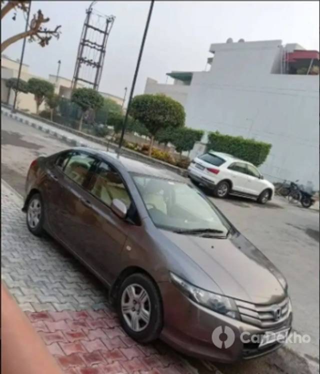 https://stimg2.cardekho.com/images/usedcarimages/large/3-2023/3652980/CarPic1.jpg?imwidth=6400