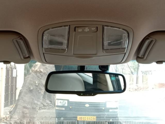 https://stimg2.cardekho.com/images/usedcarimages/large/3-2023/3653599/Automaticmirrorwithcompas.jpg?imwidth=6402