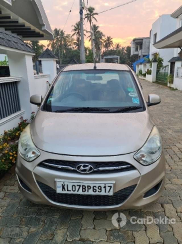 https://stimg2.cardekho.com/images/usedcarimages/large/3-2023/3653627/20230318_064242.jpg?imwidth=6400