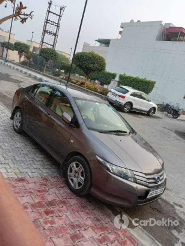 https://stimg2.cardekho.com/images/usedcarimages/large/3-2023/3653856/hondacity2.jpg?imwidth=6400