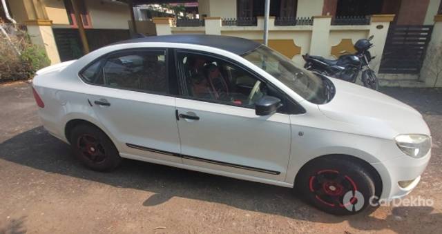 https://stimg2.cardekho.com/images/usedcarimages/large/3-2023/3654416/20230311_152905.jpg?imwidth=6401