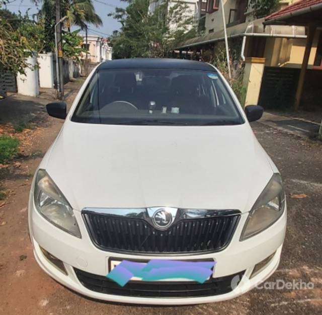 https://stimg2.cardekho.com/images/usedcarimages/large/3-2023/3654416/20230311_152919.jpg?imwidth=6400