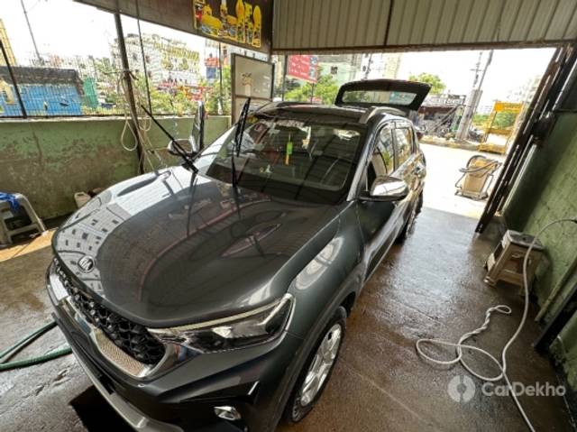 https://stimg2.cardekho.com/images/usedcarimages/large/3-2023/3655028/1AF98B21-756A-49E1-B442-C3402115D826.jpg?imwidth=6400