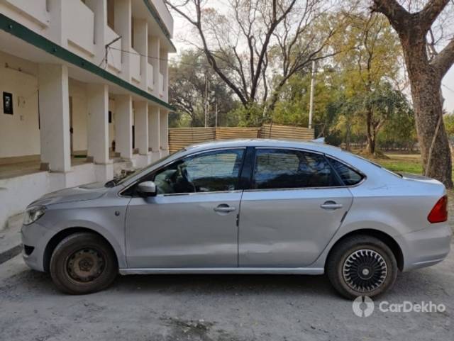 https://stimg2.cardekho.com/images/usedcarimages/large/3-2023/3655904/Car4.jpg?imwidth=6402
