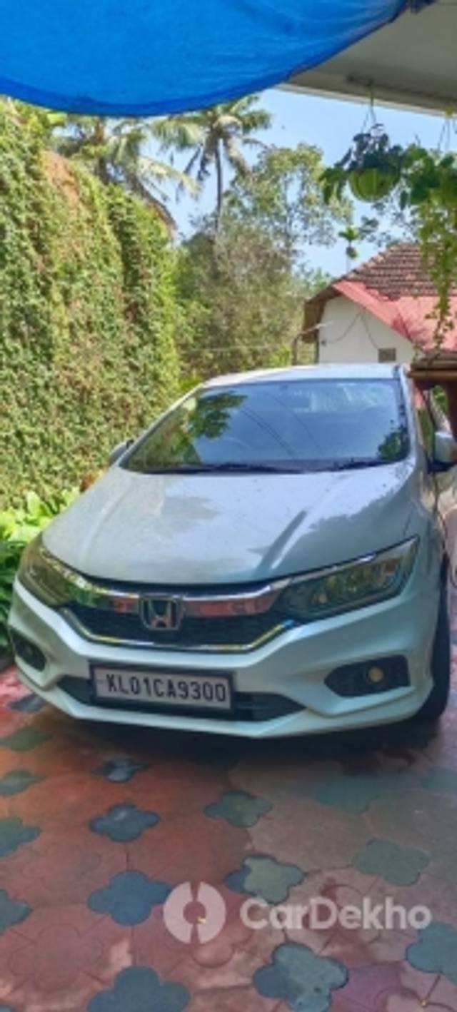 https://stimg2.cardekho.com/images/usedcarimages/large/3-2023/3658228/hondacity4.jpg?imwidth=6400
