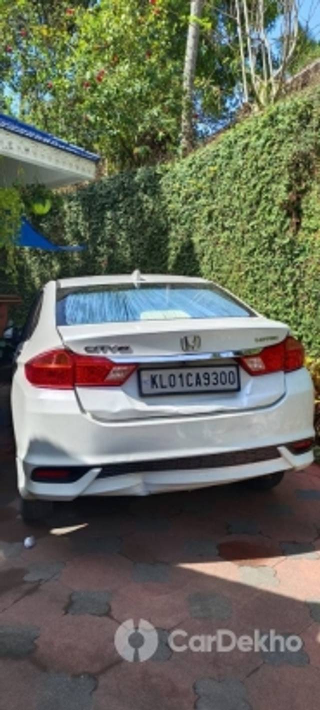 https://stimg2.cardekho.com/images/usedcarimages/large/3-2023/3658228/hondacity5.jpg?imwidth=6402