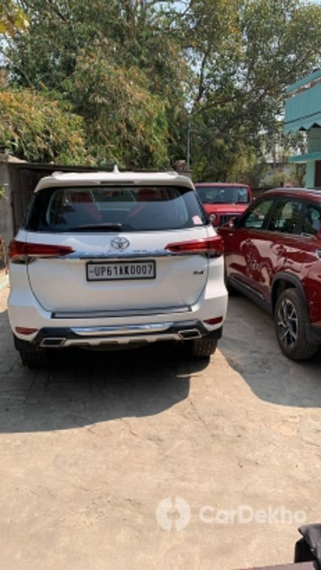 https://stimg2.cardekho.com/images/usedcarimages/large/3-2023/3658916/1E96669A-9A90-4CC5-BD88-FA1E2E164FD7.jpg?imwidth=6402