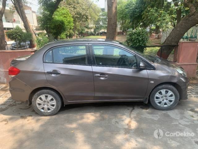 https://stimg2.cardekho.com/images/usedcarimages/large/3-2023/3660019/7CE1201B-7EF9-4C0E-A66D-8999E2DCF729.jpg?imwidth=6400