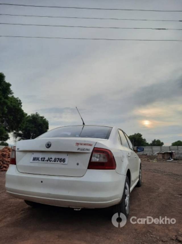 https://stimg2.cardekho.com/images/usedcarimages/large/3-2023/3660056/WhatsAppImage2023-03-24at1.37.18PM(2).jpg?imwidth=6400