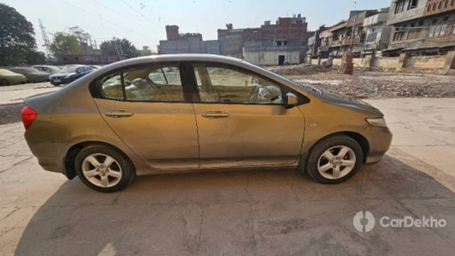 https://stimg2.cardekho.com/images/usedcarimages/large/3-2023/3661161/20230323_152837.jpg?imwidth=6401