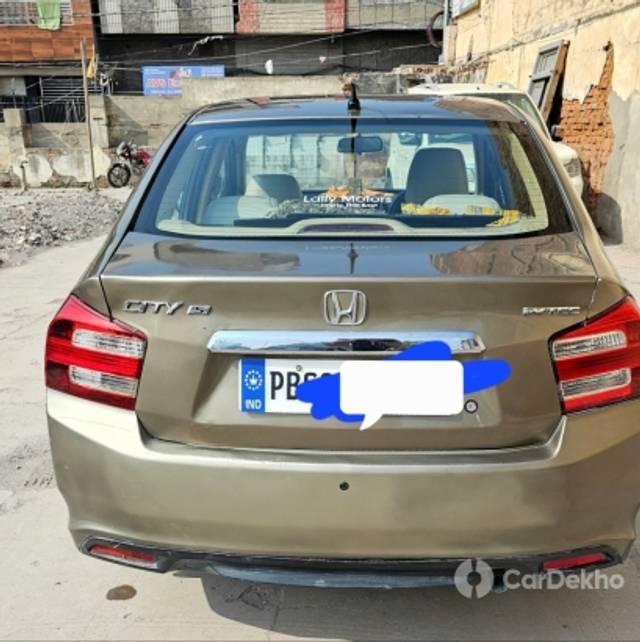 https://stimg2.cardekho.com/images/usedcarimages/large/3-2023/3661161/20230323_153109.jpg?imwidth=6402