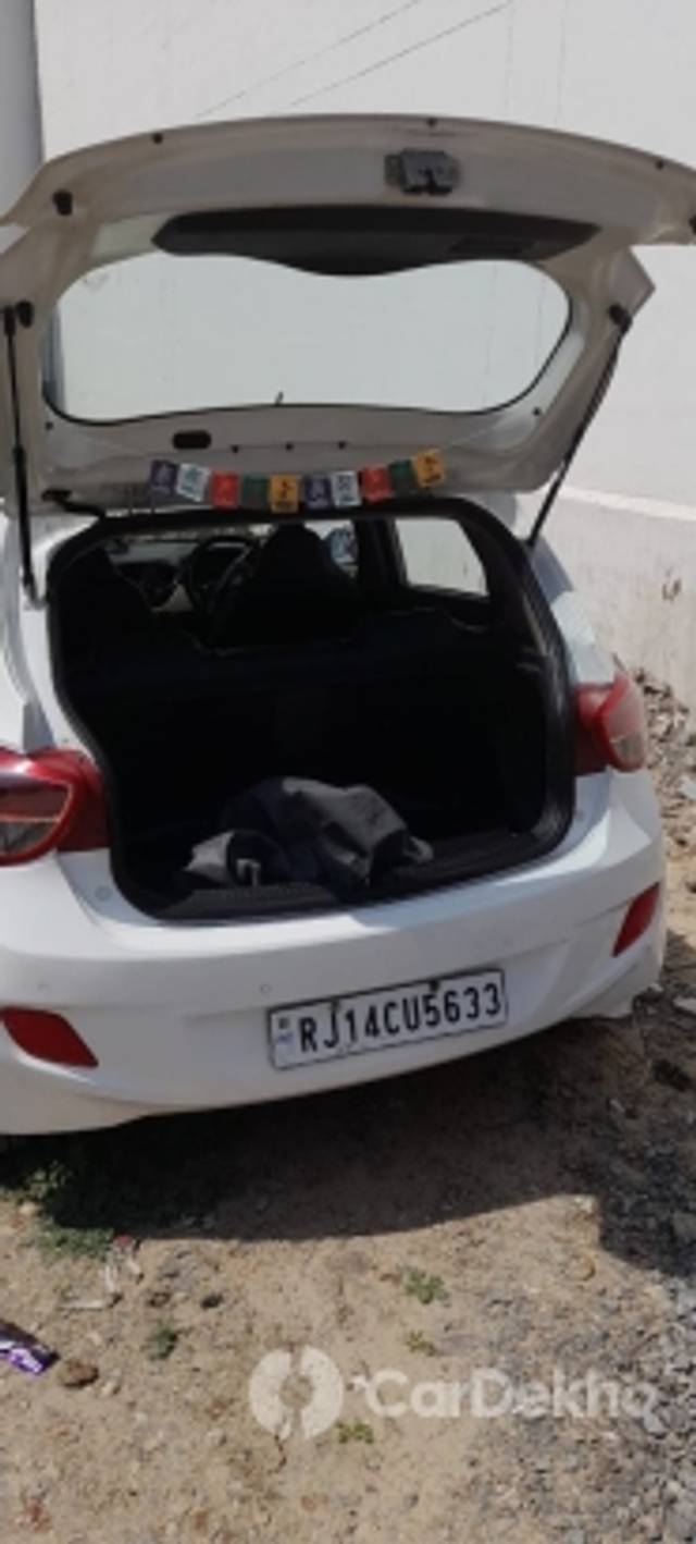 https://stimg2.cardekho.com/images/usedcarimages/large/3-2023/3662703/WhatsAppImage2023-03-16at02.18.08.jpg?imwidth=6402