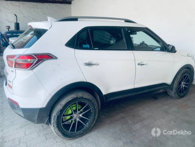 https://stimg2.cardekho.com/images/usedcarimages/large/3-2023/3663115/1B678F67-FC28-41F5-A1D5-2E34BEA6A37E.jpg?imwidth=6400