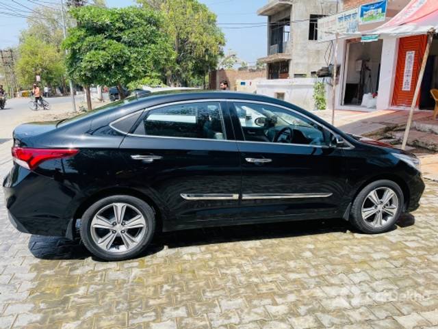 https://stimg2.cardekho.com/images/usedcarimages/large/3-2023/3663131/2CAEE58F-1844-4803-94DA-6A3A45AC8BEC.jpg?imwidth=6401