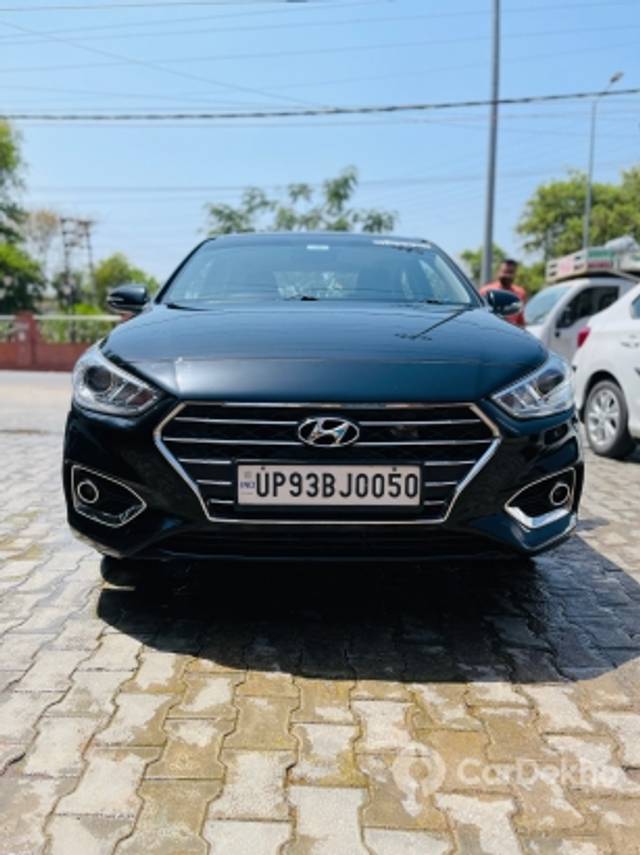 https://stimg2.cardekho.com/images/usedcarimages/large/3-2023/3663131/CBB705E0-0B57-4568-81E4-BD815812B8C1.jpg?imwidth=6400