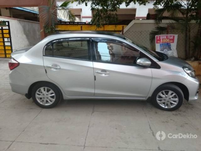 https://stimg2.cardekho.com/images/usedcarimages/large/3-2023/3664138/WhatsAppImage2023-03-26at1.06.23PM.jpg?imwidth=6400