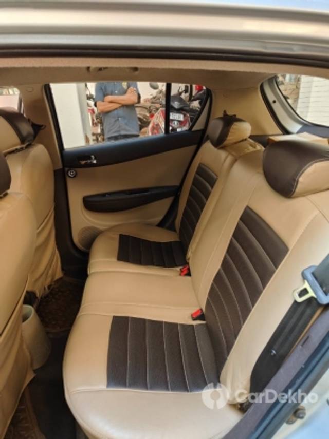 https://stimg2.cardekho.com/images/usedcarimages/large/3-2023/3665186/036A940B-2626-4F8F-9C7F-65533EB868B0.jpg?imwidth=6401