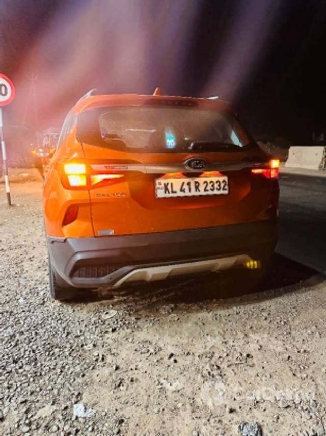 https://stimg2.cardekho.com/images/usedcarimages/large/3-2023/3665530/71AD625C-0E69-4F4F-9B4E-2882CAB5F386.jpg?imwidth=6402