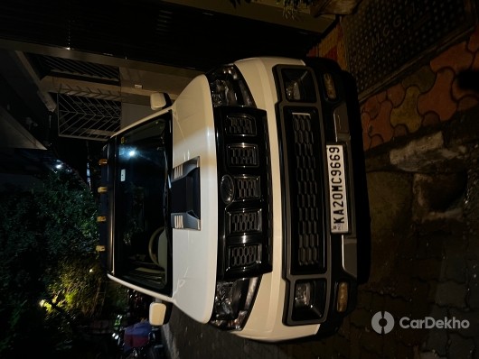 Mahindra TUV 300 T10 Mahindra TUV 300 T10